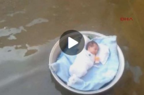 58 nəfərin öldüyü seldə uşaq belə sağ qaldı