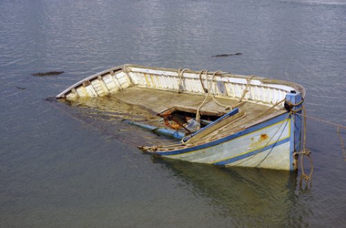 Xəzərdə balıqçı qayığı batıb