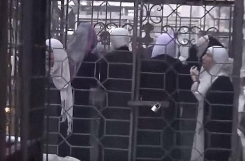 Şok kadrlar: İŞİD qadınları qəfəsə salıb qorunur