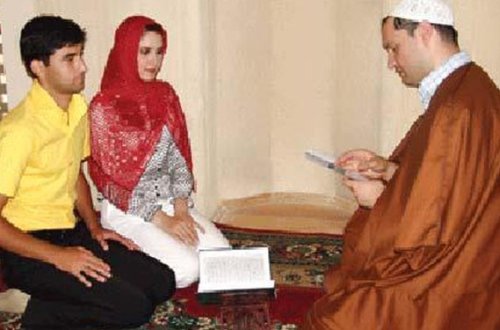 Bakıda qadınları 20 manatlıq siğə edirlər