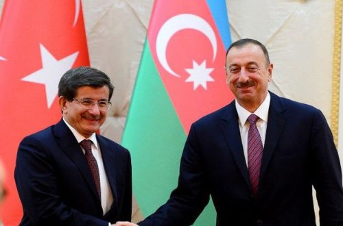 İlham Əliyev Əhməd Davudoğluna zəng etdi