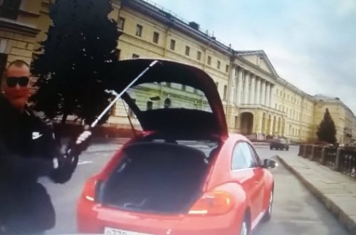 Qadın sürücü onu ötdü, kişi sürücü əsəbləşib görün nələr etdi