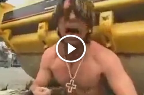 Asfaltdöşəyən maşın insanın üzərinə çıxdı