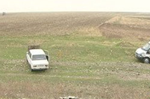 Maşın dərəyə aşmaqdan xilas oldu