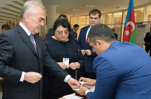 Vasif Talıbov ailə üzvləri ilə seçki məntəqəsində