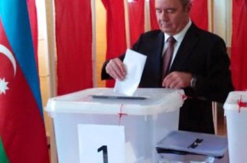 Rabitə və Yüksək Texnologiyalar naziri Əli Abbasov da səs verdi