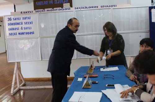 Prezidentin köməkçisi səs verdi