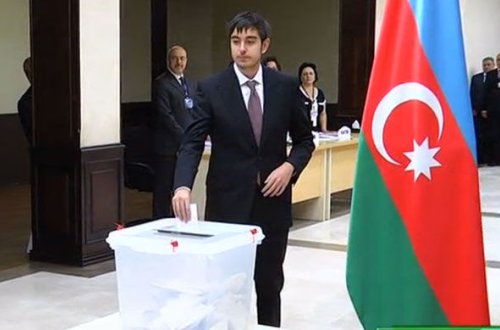 Heydər Əliyev ilk dəfə səs verdi