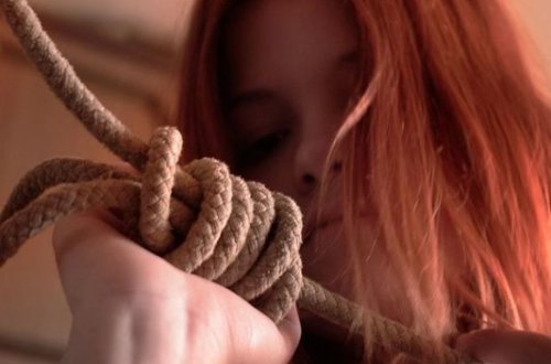 Üç uşaq anası özünü tövlədə asdı