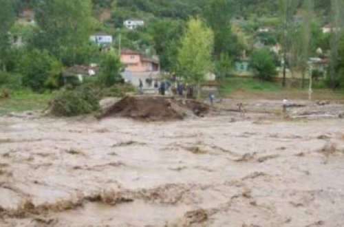 Güclü yağış Cəlilabadda bir neçə körpünü uçurtdu