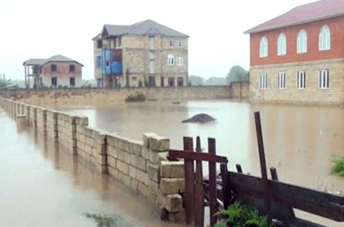 Azərbaycanın cənubunda evlər su altında qaldı, yollar bağlandı, 150-yə yaxın ailə köçürüldü