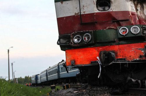 Hərbçiləri daşıyan maşın teplovozla toqquşdu