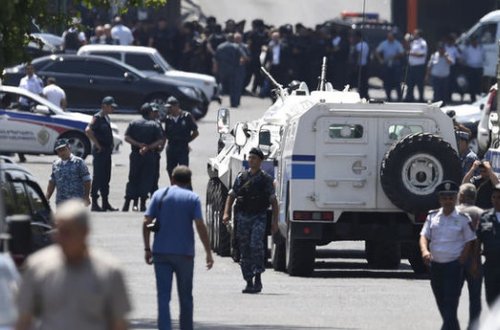 İrəvanda polis alayının binasını ələ keçirən silahlı şəxslər son iki girovu azad ediblər