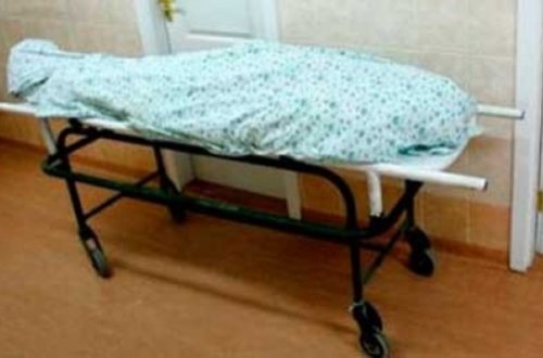 Özünü maşından atan qız öldü