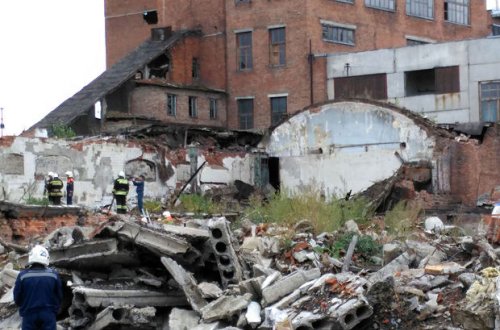 Yevlaxda 16 köçkün ailəsinin yaşadığı bina uçdu