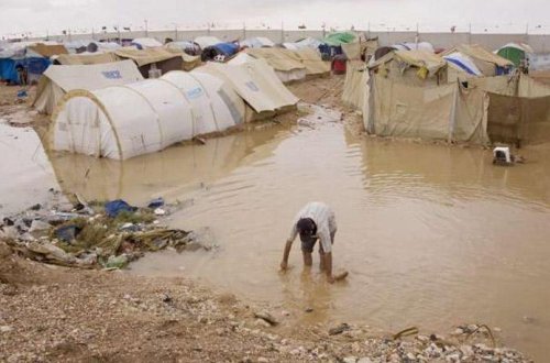 İŞİD-dən qaçıb bir metrlik palçığa düşdülər