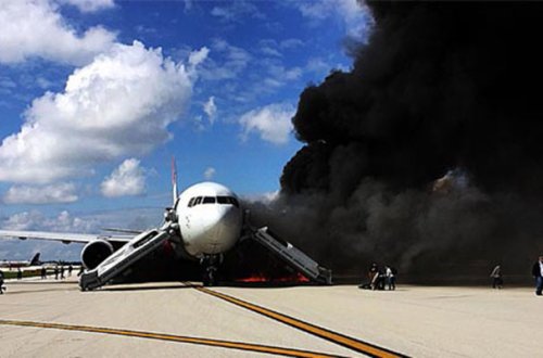 Sərnişin təyyarəsi uçuş zamanı yandı