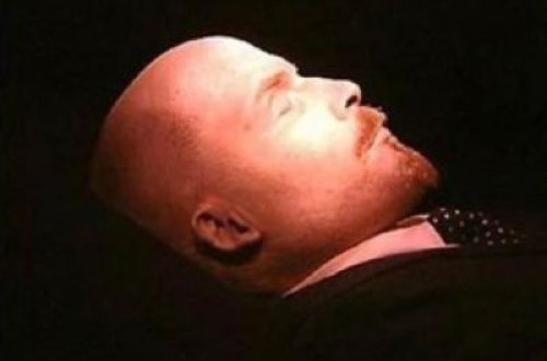 Lenin gecələr mavzoleydə yerində tərpənir