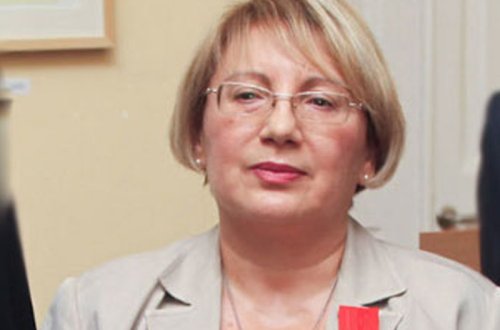 Leyla Yunus məhkəmədə nəzarətçini vurdu