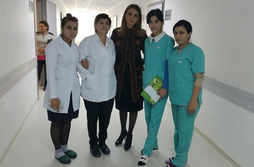 Qənirə Paşayeva vəziyyəti ağır olan Tovuz sakinini ziyarət edib