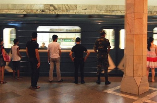 Metroda polislə sərnişin arasında dava düşdü