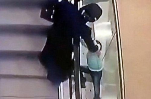 5 yaşlı qız eskalatordan yıxıldı