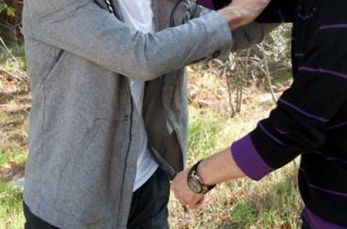 Dostunu bıçaqlayan şəxs