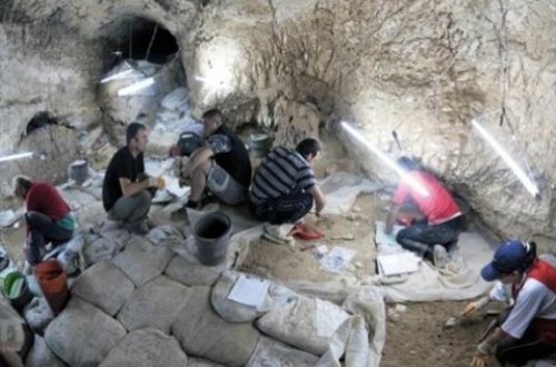 Ermənilər Azıx mağarasını məhv edir