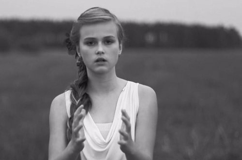 12 yaşlı qız oxudu, milyonları heyran qoydu