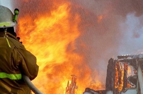 Bakıda ikiotaqlı ev yandı