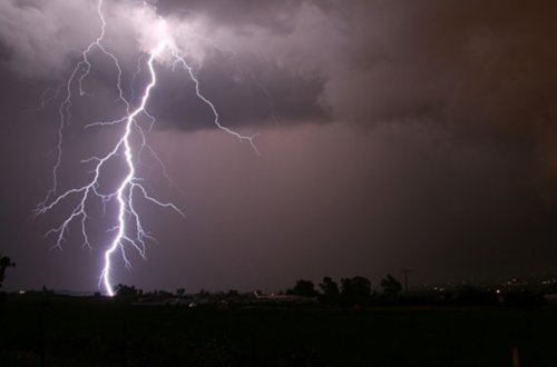 İki evə ildırım düşdü