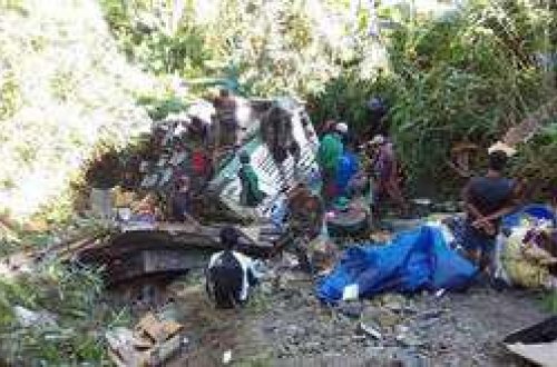 Avtobus dərəyə aşdı