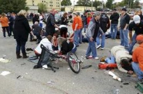 Sərxoş qadın avtomobillə izdihama girdi