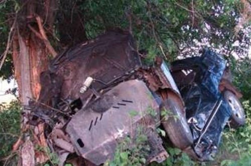 Avtomobil ağaca çırpıldı, sürücü öldü