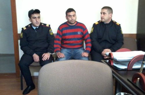 Qohumunun qızına “lüt şəkillərini yayacam” deyib pul tələb etdi