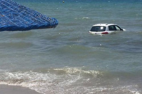 Maşın sahildəkiləri vurub dənizə düşdü