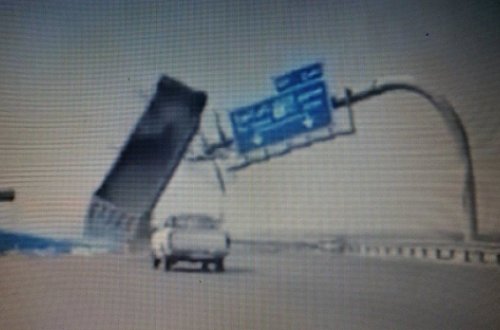 Yük yeri açıq qalan yük maşını görün nə etdi