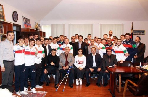 Adil Əliyev yarışa gedən idmançılarla görüşdü