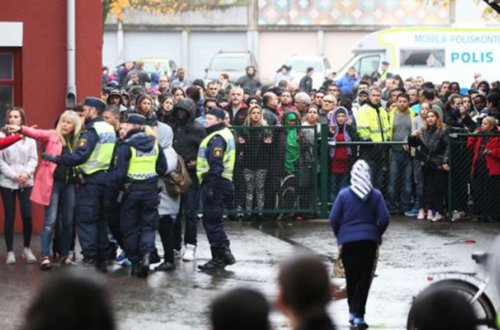 Məktəbə qılıncla hücum etdi