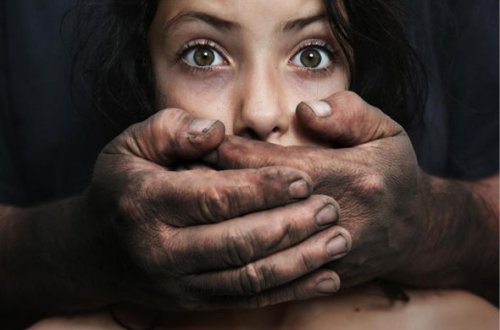 Bakıda qız atalığı tərəfindən zorlandı