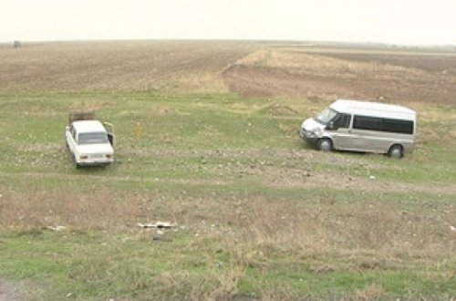 Mikroavtobus dərəyə aşıb, xəsarət alanlar var