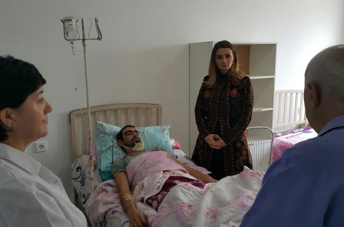 Qənirə Paşayeva Tovuzda ön cəbhədə minaya düşmüş sakini ziyarət edib