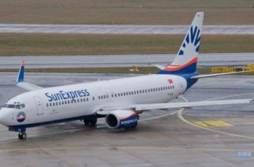 Sərxoş sərnişin soyunub stüardessaya yaxınlaşdı