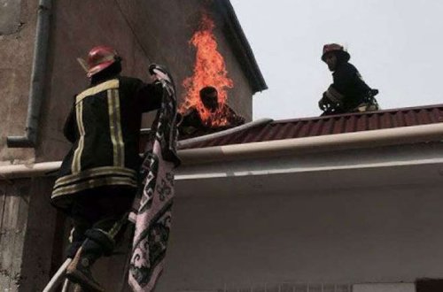 Gəncədə arvadı ilə dalaşan kişi özünü yandırdı