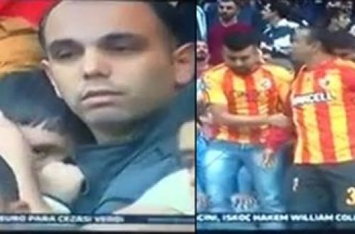 Balaca uşaqla dalaşan 