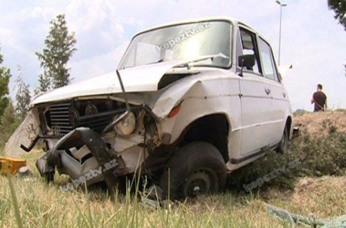 Avtomobil dərəyə yuvarlandı - Xəsarət alanlar var