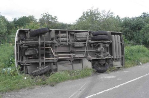 Fəhlələri daşıyan avtobus aşdı