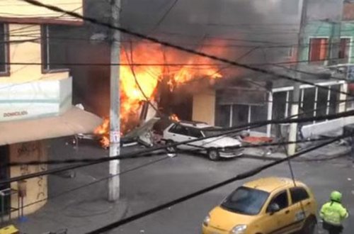 Təyyarə şirniyyat evinə düşdü