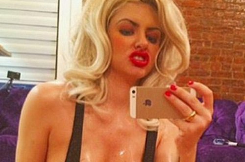 Milyarderin xanımı çılpaq fotolarını yaydı