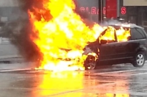 Bakıda avtomobil yanıb